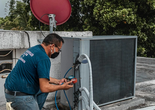 Mantenimiento y optimización de sistemas de refrigeración y tratamiento de agua, asegurando eficiencia y durabilidad en procesos